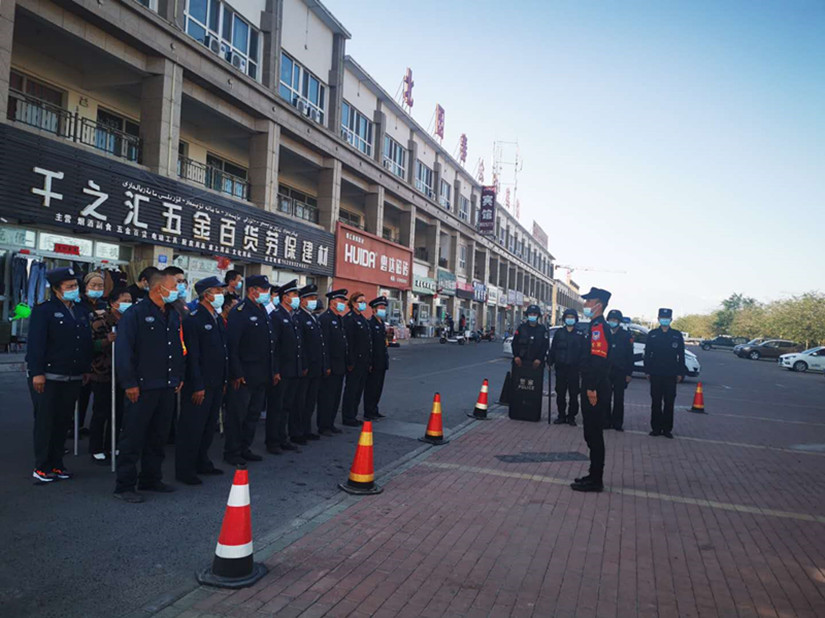 圖為：烏蘇北園春市場治安員列隊接受教官的指導_副本.jpg