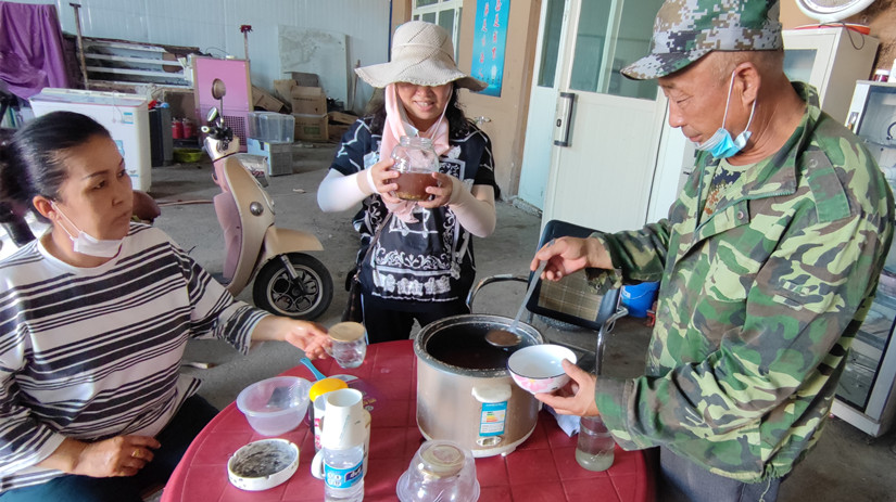 圖為：烏蘇北園春市場工會為員工發(fā)放降溫防暑福利_副本.jpg